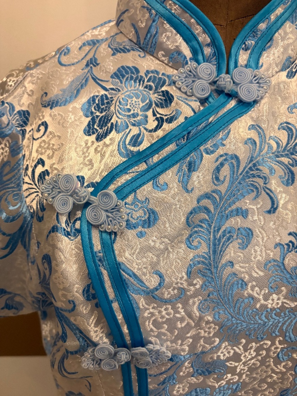 🤍 🩵 💙 Intricately designed blue and ivory Asian inspired top